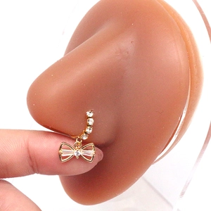 Macro-opname van gouden neusringdetail met zirkonia strikhanger op een neusmodel