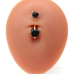 Détails du piercing de nombril avec doubles cœurs en zircon noir et tige dorée polie