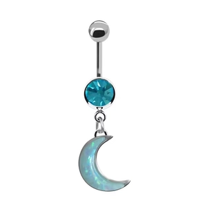 Dettaglio del piercing all'ombelico in argento con gemma blu e ciondolo a luna in opale