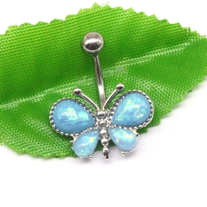 Piercing de nombril papillon en argent avec opales bleues sur une feuille verte