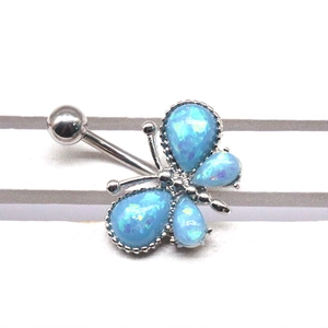 Vue macro du piercing de nombril papillon en argent avec opale bleue et détails perlés