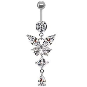 Vue détaillée du piercing de nombril papillon argenté avec zircons marquise et cœur