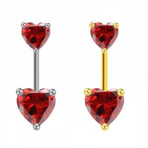 Détail de piercings de nombril en zircon rouge en forme de cœur, finitions or et argent