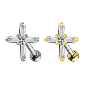 Vue détaillée de clous d'oreilles croix en acier argenté et doré avec oxydes de zirconium
