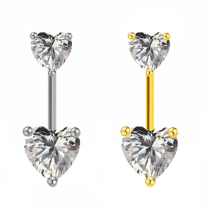 Détails macro des piercings de nombril cœur en argent et or avec incrustation zircon