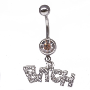 Dettaglio del piercing all'ombelico argento con pendente BITCH e strass trasparenti
