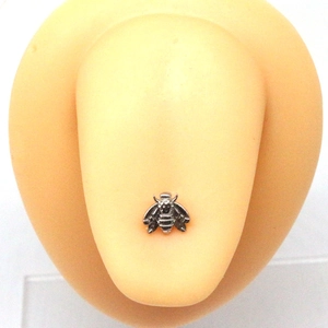 Vue macro du piercing de langue abeille en acier inoxydable sur modèle silicone
