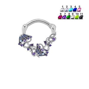 Detailweergave van de kwal-navelpiercing met paarse en lichtblauwe zirkoonaccenten