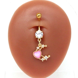 Goldener Herz-Mond-Bauchnabelpiercing mit rosa Stein und Zirkonia auf Modell