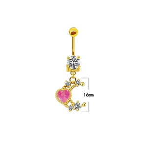 Detailansicht des goldenen Bauchnabelpiercings mit Mondanhänger und rosa Herz-Zirkon