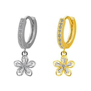 Dettaglio orecchini a cerchio a forma di fiore in oro e argento con zirconi cubici