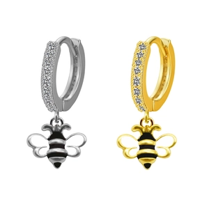 Dettaglio di orecchini a forma di ape con piccoli diamanti in finiture argento e oro
