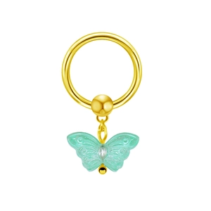 Detail eines goldenen Piercing-Rings mit einem lichtdurchlässigen hellgrünen Schmetterling