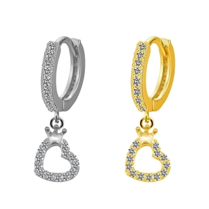 Dettaglio di orecchini a cerchio cuore e corona in argento e oro con zirconi scintillanti