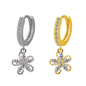 Dettaglio di orecchini huggie a fiore in argento e oro con zirconi a taglio marquise