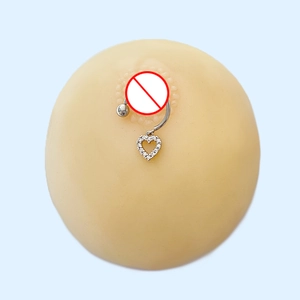 Détail du piercing de téton en acier inoxydable avec pendentif cœur en cristal rose