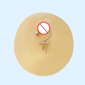 Piercing téton avec nœud en zircon rose et acier inoxydable argenté sur modèle