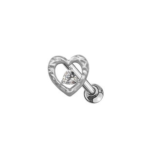 Détail du piercing cœur en acier inoxydable avec zircon central scintillant