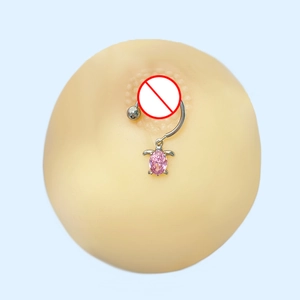 Détail du pendentif tortue avec pierre rose sur anneau de téton en acier inoxydable