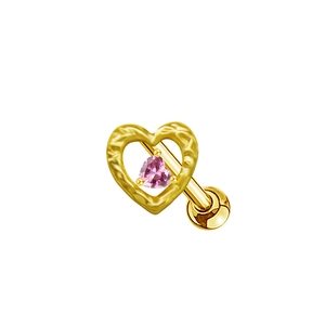Clou d'oreille cœur doré avec zircon rose et finition en métal martelé sur fond blanc