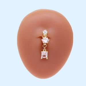 Goldener Bauchpiercing mit drei klaren Zirkon-Anhängern und rechteckigem Stein