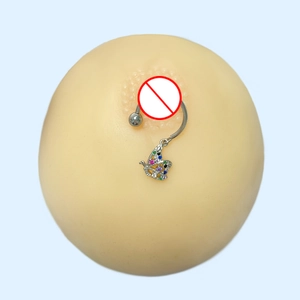 Piercing téton papillon en acier avec zircon rose présenté sur un modèle en silicone