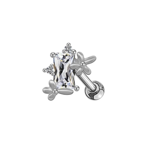 Vue macro du piercing d'oreille en acier avec pierre rectangulaire et cristaux