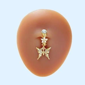 Goldener Schmetterling Bauchnabelpiercing mit glitzerndem Zirkonia auf blauem Hintergrund