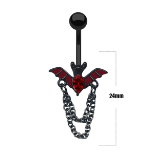 Detail van een gothic vleermuis navelpiercing met rood kristal en zwarte kettingen