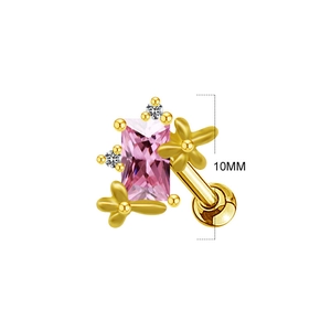 Détail d'un piercing de 10 mm avec pierre rose, petites fleurs dorées et zircons blancs