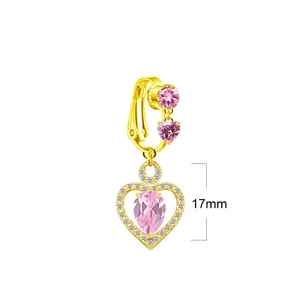 Detail eines 17mm Herz-Ohrclips in Gold mit rosa Zirkon-Tropfen und Mikro-Pavé-Steinen
