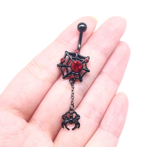 Gothic spinnenweb navelpiercing met rode strassteentjes en zwarte spinnenhanger van staal