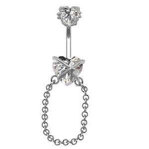 Detalle del piercing de ombligo de corazón plateado con circón y cadena de metal