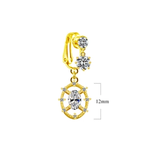 Detailansicht der 12mm Fallhöhe und funkelnden Zirkone des goldenen Nabelrings