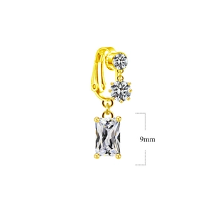 Detailansicht goldener Bauchnabel-Clip mit einem 9mm rechteckigen Zirkon-Stein