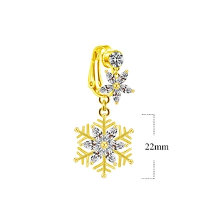Nahaufnahme des goldenen Schneeflocken-Anhängers mit Zirkonia und 22mm Länge