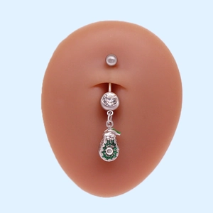 Detalle del piercing para ombligo de aguacate con circonitas verdes en un modelo de silicona