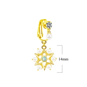 Detail eines 14mm goldenen Sternanhängers mit weißen Perlen und schillerndem Opalstein