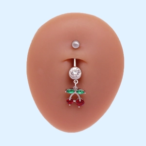 Detalle de piercing ombligo de cereza con circonitas rojas y hojas marquesa verdes