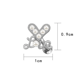 Vista detallada de piercing ombligo corazón Love con perlas blancas y medidas de 0,9cm y 1cm