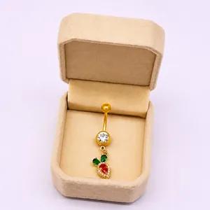 Detalle del piercing para ombligo de zanahoria dorada con circonitas de colores