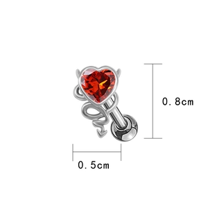 Primer plano de pendiente corazón de diablo rojo con medidas de 0,8 cm x 0,5 cm
