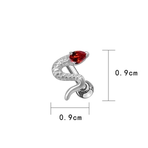 Detalle macro de piercing de serpiente con circón rojo y escala de tamaño de 0,9 cm