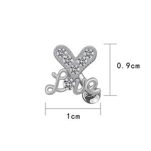 Vista de cerca de pendientes corazón de plata con circonitas, Love y dimensiones