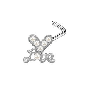 Dettaglio di piercing al naso a L argento con cuore di perle e ciondolo Love