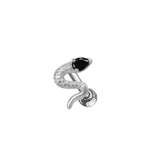 Detalle de piercing de serpiente plateada con escamas texturizadas y circonita negra pera