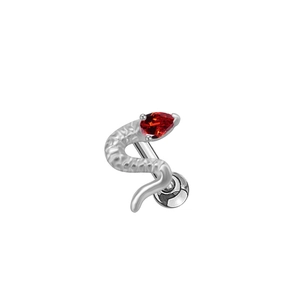 Pendiente de serpiente plateado con circonita roja y textura de escamas detallada