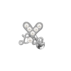Detalle del piercing de ombligo de corazón plateado con perlas y diseño de Love