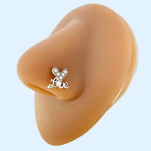 Dettaglio del piercing al naso in argento a forma di cuore con scritta Love e perline
