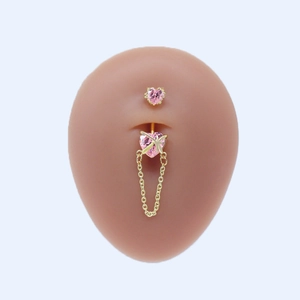 Piercing de ombligo de corazón dorado con circonita rosa y cadena en modelo real